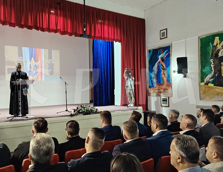 ТРНОВО, 9. ЈУЛА /СРНА/ - У Трнову је вечерас одржана Свечана академија поводом славе општине - Петровдана, на којој су уручена признања заслужним појединцима, институцијама и колективима.