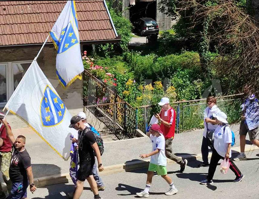 SREBRENICA, JULY 10 /SRNA/ – A convoy of around 200 participants in the Bosniak so-called "March of Peace" passed through Srebrenica today. The procession was led by the flag of BiH, while some participants carried several white flags bearing lilies, but without swords.