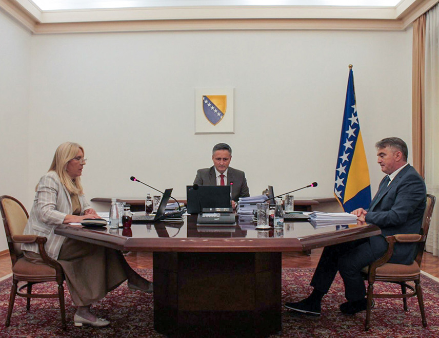 САРАЈЕВО, 10. ЈУЛА /СРНА/ - Предсједништво БиХ доставиће Парламентарној скупштини Приједлог буџета институција и међународних обавеза БиХ за ову годину са захтјевом за разматрање по хитној процедури.
