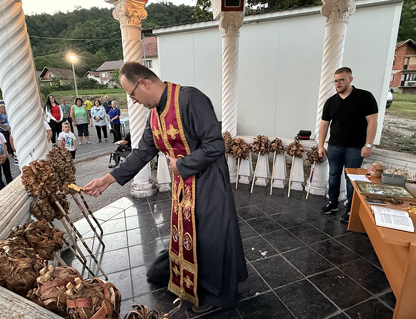 МАГЛАЈ, 10. ЈУЛА /СРНА/ - У повратничком насељу Крсно Поље код Маглаја организовано је паљење лила поводом Петровдана, којем је присуствовао велики број дјеце и мјештана у расејању, а поријеклом су из овог краја.