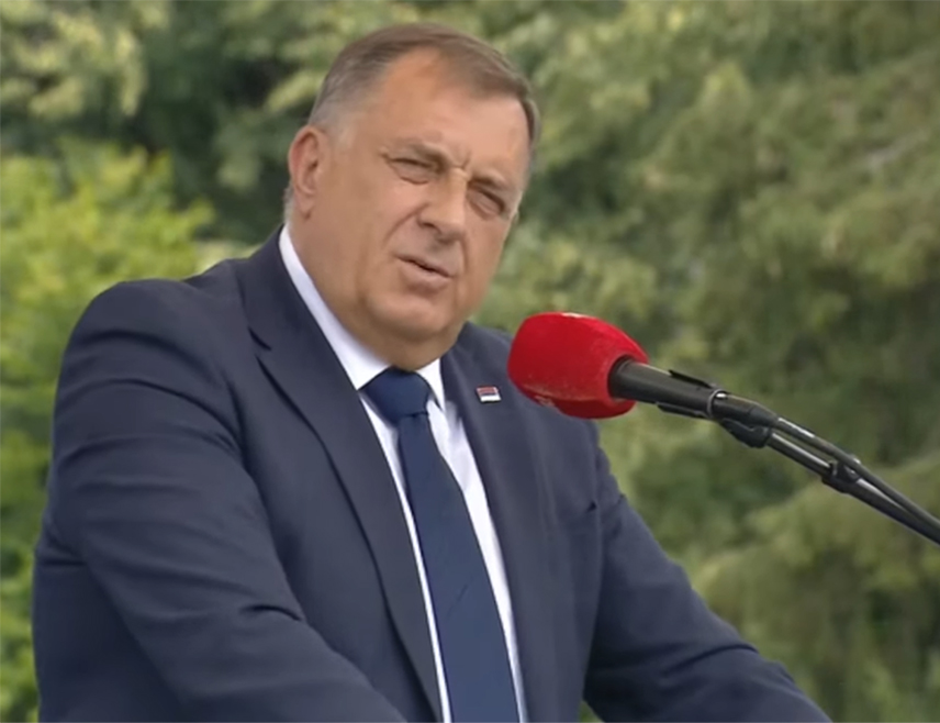 МРАКОВИЦА, 11. ЈУЛА /СРНА/ - Предсједник СНСД-а Милорад Додик изјавио је да БиХ желе да граде на бази лажи, те поручио да се српски народ није борио да би био под туторством муслимана из Сарајева, већ се борио за слободу која се зове Република Српска и за њено право да одлучује о себи.
