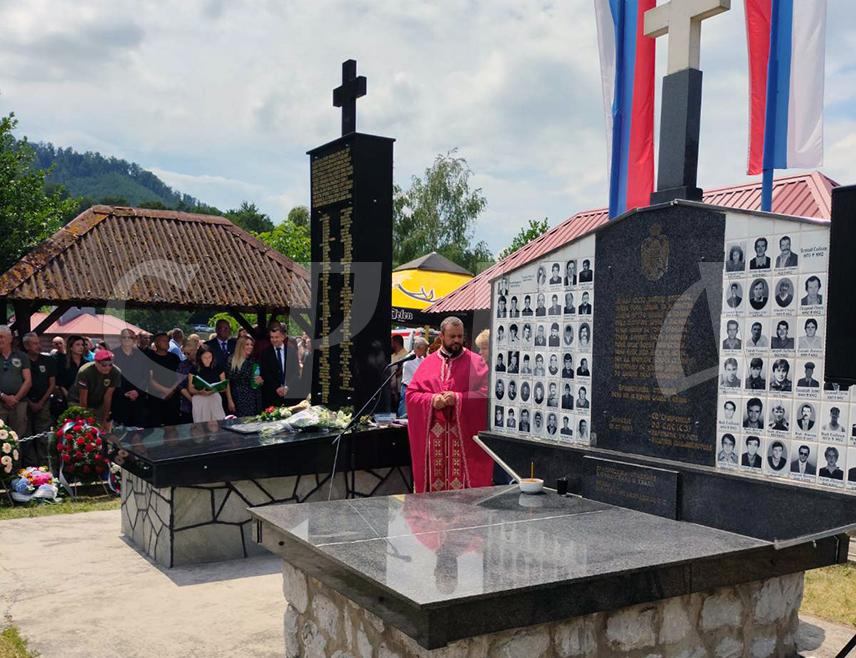 СРЕБРЕНИЦА, 12. ЈУЛА /СРНА/ - У Залазју код Сребренице почело је обиљежавање 34 године од страдања 69 српских цивила и војника, које су на Петровдан 1992. године у сребреничким селима Сасе и Залазје и братуначиким Биљача и Загони убили припадници муслиманских снага.