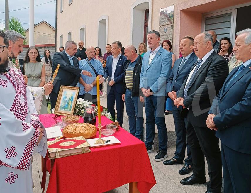 КАЛИНОВИК, 12. ЈУЛА /СРНА/ - Начелник Калиновика Радомир Сладоје изјавио је Срни да
стабилан буџет општине омогућава реализацију бројних развојних пројеката, те истакао да ће бити настављено улагање у инфраструктуру, пољопривреду и мјере које доприносе останку младих.