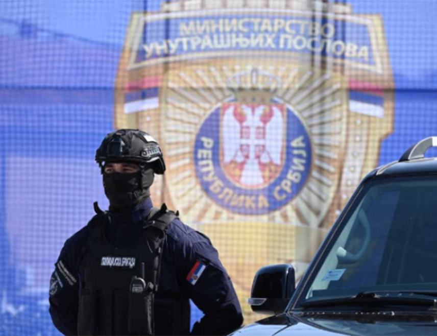 БЕОГРАД, 14. ЈУЛА /СРНА/ - Полиција је на територији Пирота, Бабушнице и Сурдулице ухапсила пет особа, од којих су два полицајца осумњичена за кријумчарење најмање 201 ирегуларног мигранта.