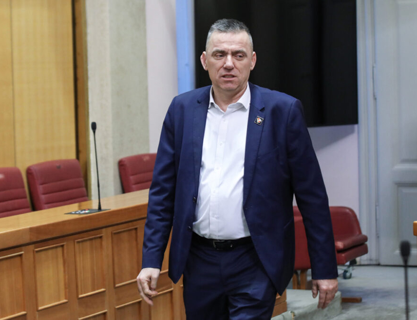 ЗАГРЕБ, 14. ЈУЛА /СРНА/ - Хрватска ће прихватањем Приједлога резолуције о јачању политичког положаја Хрвата у БиХ послати поруку да више неће пасивно посматрати прегласавање Хрвата у сусједној земљи, рекао је данас у Сабору предсједник Домовиснког покрета /ДП/ Иван Пенава.