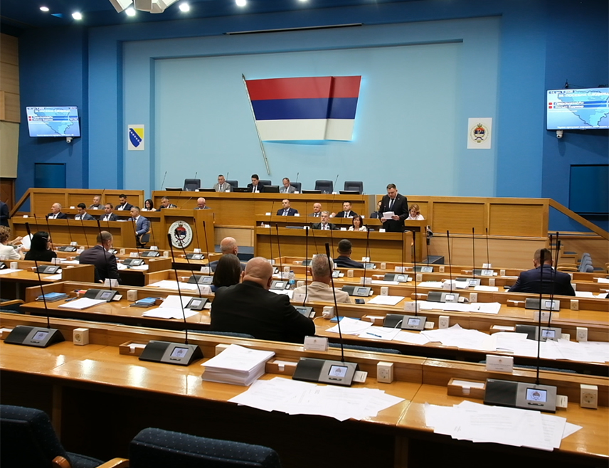 БАЊАЛУКА, 14. ЈУЛА / СРНА / - Посебна сједница Народне скупштине Републике Српске настављена је након редовне поподневне паузе разматрањем Приједлога одлуке о прихватању задужења Српске према Међународној банци за обнову и развој за додатно финансирање по пројекту унапређења здравствених система.