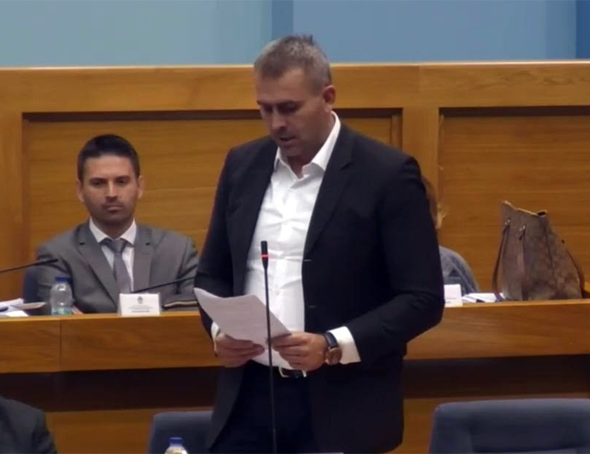 БАЊАЛУКА, 14. ЈУЛА /СРНА/ - Народна скупштина Републике Српске размотрила је Приједлог одлуке о прихватању задужења Републике Српске према Међународном фонду за развој пољопривреде за додатно финансирање пројекта развоја сеоског предузетништва и пољопривреде у износу од 5,52 милиона евра.
