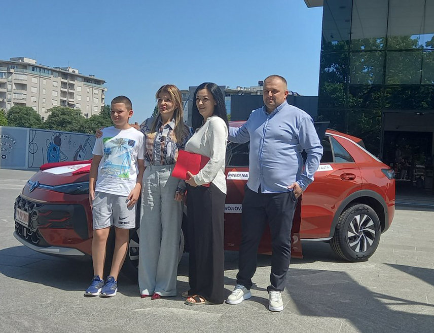 БАЊАЛУКА, 15. ЈУЛА /СРНА/ - Генерални директор компаније "М:тел" Јелена Триван уручила је данас кључеве "ти-рока" Бањалучанки Влатки Малеш, која је аутомобил освојила учествујући у наградној игри "Никад лакше до аута".