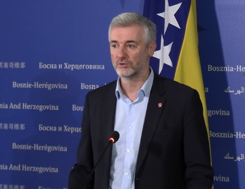 САРАЈЕВО, 15. ЈУЛА /СРНА/ - Министар комуникација и транспорта у Савјету министара Един Форто очекује да ће на наредној сједници направити помаке у вези са усвајањем докумената неопходних за потписивање Реформске агенде са Европском комисијом, што би могло да одгоди доношење одлуке о укидању средстава намијењених БиХ.
