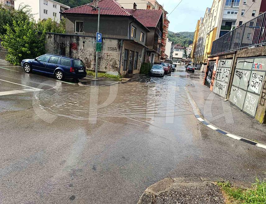 ЗВОРНИК, 16. ЈУЛА /СРНА/ - Обилна киша захватила је Зворник у послијеподневним часовима и покренула клизиште у насељу Фетија које никога не угрожава, речено је Срни у Служби цивилне заштите.