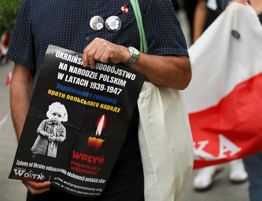 ВАРШАВА, 17.  ЈУЛА /СРНА/ -  Пољски парламент једногласно је усвојио резолуцију у част жртава масакра у Волињи који су починили украјински националисти између 1939. и 1945. године.