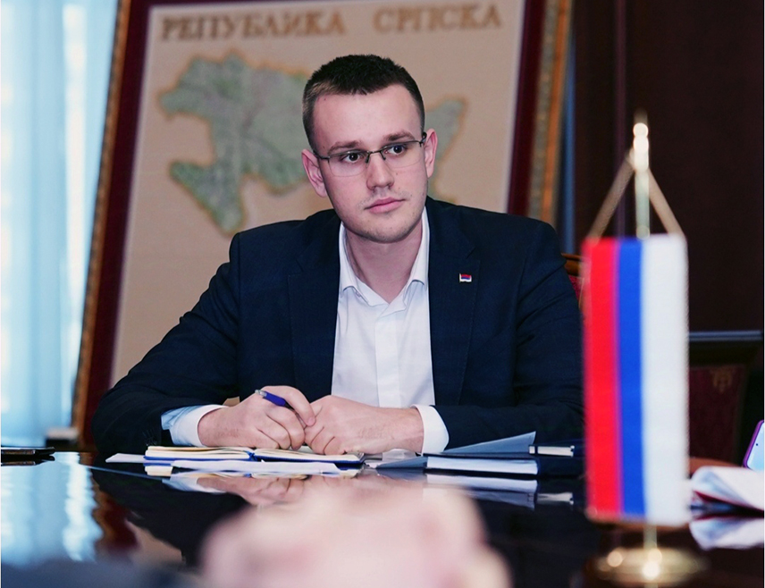 БАЊАЛУКА, 18. ЈУЛА /СРНА/ - Када политичка похлепа постане важнија од принципа, одговорности за јавну ријеч пред грађанима и општег добра, политичар сам себе морално дисквалификује, а очигледан примјер је посланик ПДП-а Бојан Кресојевић, истакао је за Срну савјетник предсједника Владе Српске Александар Лозо.