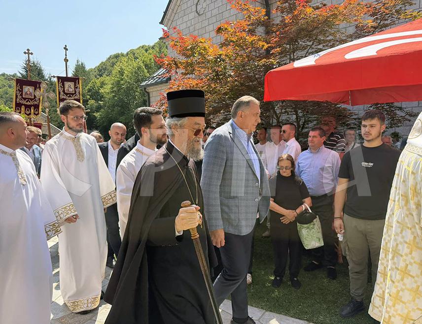 ПРЊАВОР, 19. ЈУЛА /СРНА/ - Предсједник Милорад Додик стигао је у Манастир Ступље код Прњавора, гдје се данас обиљежава празник Светогорске Иверске иконе пресвете Богородице и завјетног дана.