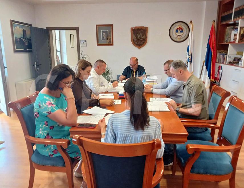 ВИШЕГРАД, 20. ЈУЛА /СРНА/ – Општина Вишеград започела је израду нове стратегије развоја за период од 2027. до 2033. године, у којој ће приоритет бити капитални инфраструктурни пројекти, међу којима су реконструкција главне градске улице и транспортног цјевовода од Добруна до Стражишта.