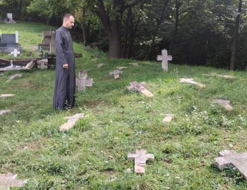 САРАЈЕВО, 21. ЈУЛА /СРНА/ - Одбор за зашиту права Срба у ФБиХ тражи од федералних органа власти да се изјасне о веома честим нападима на Србе у ФБиХ, њихову имовину, цркве, гробља, те да ли су починиоци идентификовани и процесуирани.