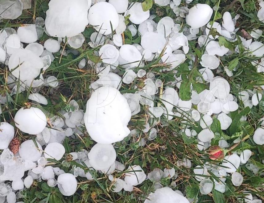 NEVESINJE, JULY 22 /SRNA/ - A severe storm accompanied by hail caused millions in damage in Nevesinje, according to initial information from the field, Mayor Milenko Avdalović told SRNA.