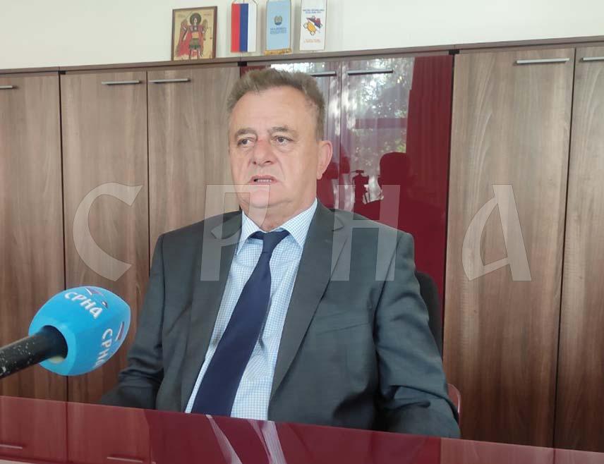 БАЊАЛУКА, 22. ЈУЛА /СРНА/ - Академик Витомир Поповић указао је како муслимани у ФБиХ ћуте о доласку америчких истражилаца-тужилаца у Дервенту и испитивању о ратним злочинима, али да њихово присуство пружа наду у правду за српске жртве рата у БиХ.