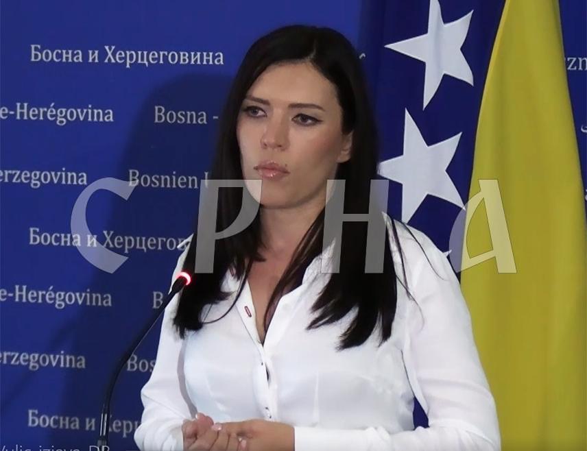 САРАЈЕВО, 22. ЈУЛА /СРНА/ - Шеф Клуба посланика СНСД-а у Представничком дому Парламентарне скупштине БиХ Сања Вулић изјавила је да је подршка буџету институција БиХ била мотивисана искључиво интересом запослених у институцијама БиХ, како би им било омогућено повећање плата и ретроактивна исплата, те поручила да СНСД неће подржати законе који се у завршници мандата предлажу по хитном поступку јер их сматра предизборним популизмом.