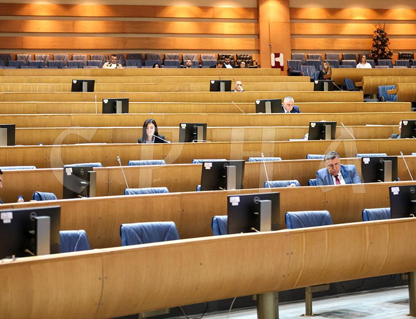 САРАЈЕВО, 22. ЈУЛА /СРНА/ - Представнички дом Парламентарне скупштине БиХ није усвојио захтјев да се о Приједлогу закона о допуни Закона о комуникацијама, која се односи на успостављање јединственог броја за хитне случајеве, расправља по хитној процедури.