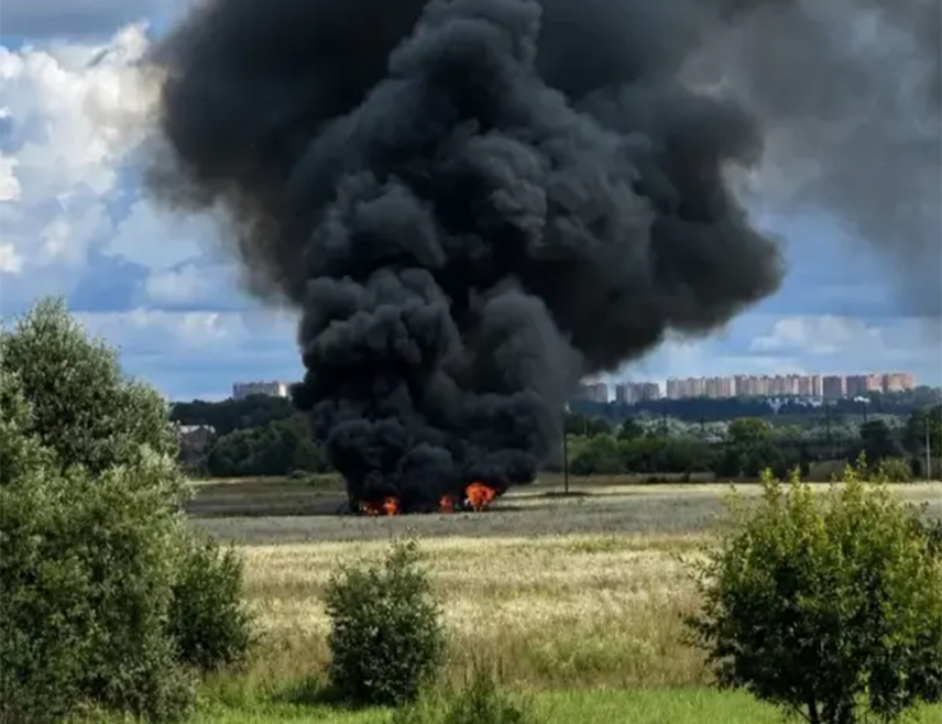 МОСКВА, 23. ЈУЛА /СРНА/ - Руски војни тренажни авион срушио се убрзо након полијетања у руској Московској области, а пилот је успио да се на вријеме катапултира и безбједан је, саопштено је из руског Министарства одбране.