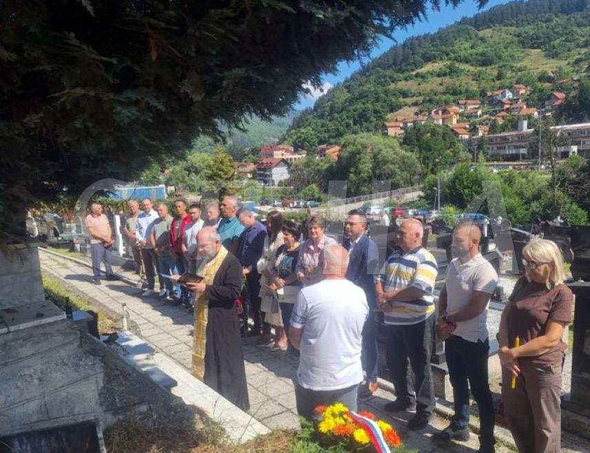FOČA, 23 JULY /SRNA/ – The 34th anniversary of the crime in Jabuka, which resulted in the killing of 43 Serb residents at their homes, marking the first mass killing of Foča Serbs during the Defensive-Patriotic War, was commemorated at the Božovac City Cemetery in Foča.
