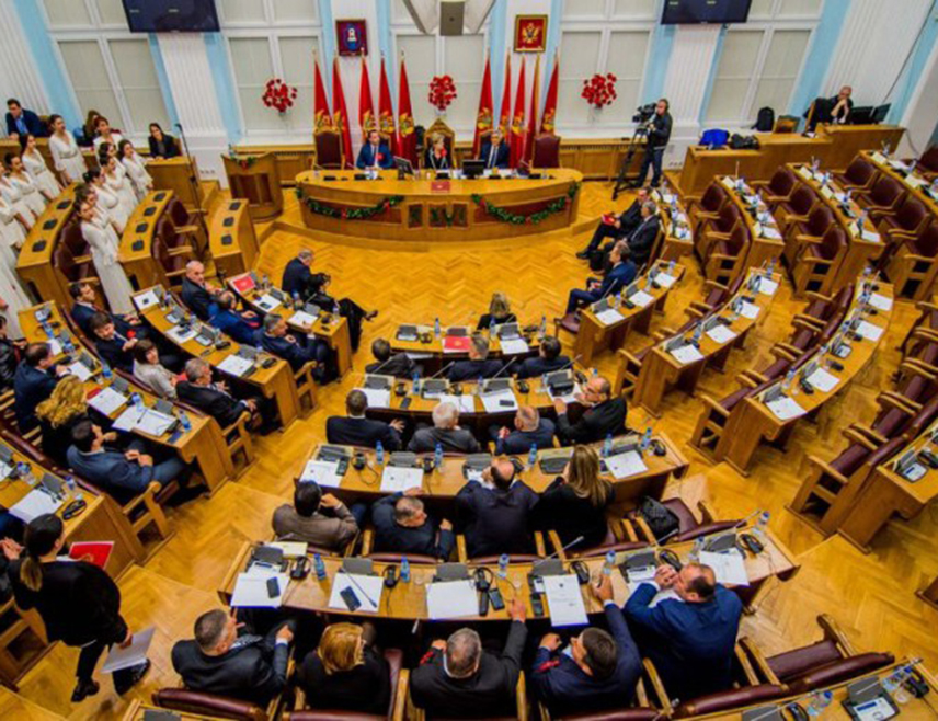 ПОДГОРИЦА, 23. ЈУЛА /СРНА/ - Скупштина Црне Горе изабрала је данас Јелену Боровинић Бојовић за потпредсједника Владе за здравство и социјално старање, функционер Нове српске демократије Радош Зечевић нови је министар саобраћаја Црне Горе, а његов страначки колега Јован Вучуровић министар без портфеља.