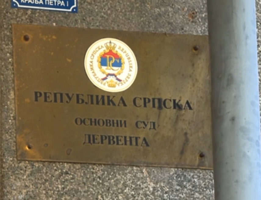 БАЊАЛУКА, 24. ЈУЛА /СРНА/ - Пред америчким истражиоцима-тужиоцима данас ће у Основном суду у Дервенти свједочити Момир Лазић, а потом ће они посјетити војни магацин на Рабићу.
