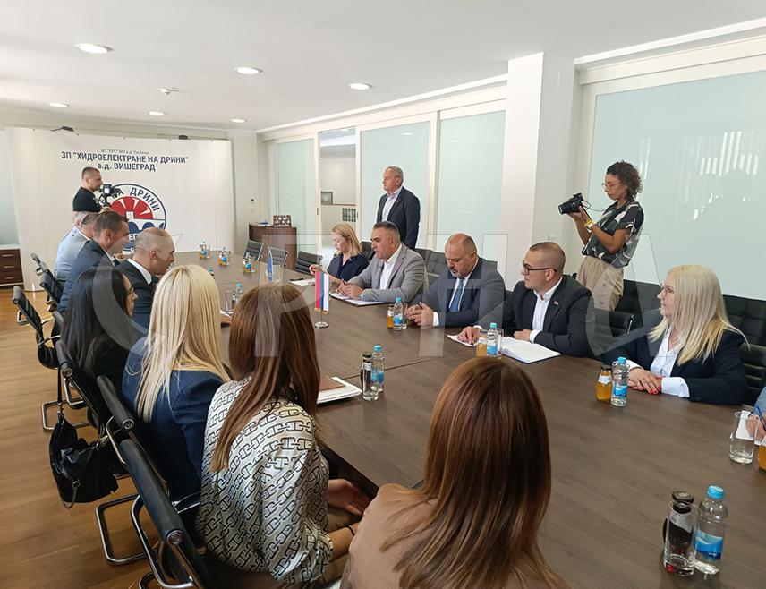 ВИШЕГРАД, 24. ЈУЛА /СРНА/ - У сједишту "Хидроелектрана на Дрини" у Андрићграду у току је састанак предсједника Владе Републике Српске Саве Минића и руководства овог предузећа, које предводи директор Недељко Перишић.