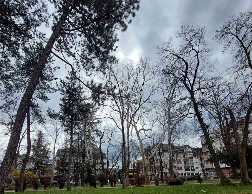 ИСТОЧНО САРАЈЕВО, 26. ЈУЛА /СРНА/ - У Републици Српској и Федерацији БиХ /ФБиХ/ сутра ће бити топло са сунчаним периодима, док се током дана очекује локално киша и пљускови са грмљавином.