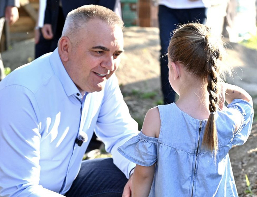 БАЊАЛУКА, 26. ЈУЛА /СРНА/ - Предсједник Владе Републике Српске Саво Минић најавио је да ће осмочланој породици Шарић из Кукуља код Српца бити обезбијеђено 130.000 КМ из Фонда солидарности за обнову куће.