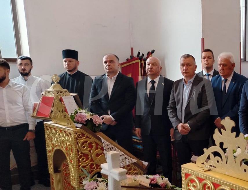 ЗВОРНИК, 27. ЈУЛА /СРНА/ - Савјетник српског члана Предсједништва БиХ Бошко Томић рекао је данас у Дрињачи код Зворника да злотвор Елфета Весели није сама крива за убиство невиног дјечака Слободана Стојановића - него и сви они који су то дозволили и посматрали.