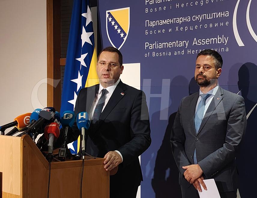 САРАЈЕВО, 27. ЈУЛА /СРНА/ - Српски делегат у Дому народа Парламентарне скупштине БиХ Радован Ковачевић рекао је да је СНСД-у стало до тога да највећи дио овогодишњег буџета институција БиХ иде за увећање плата запослених у заједничким институцијама БиХ.