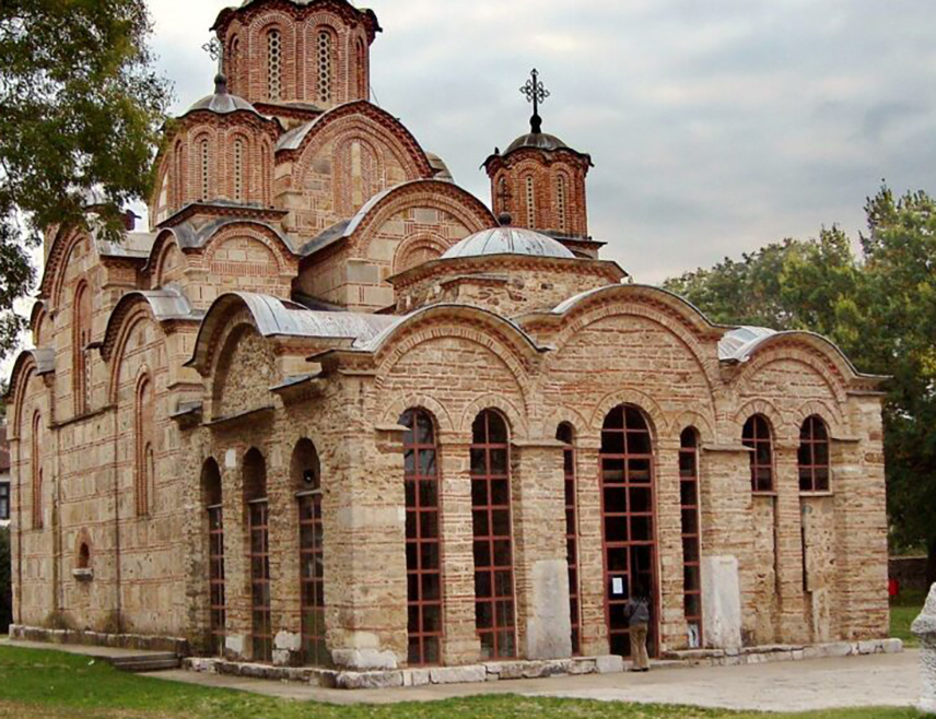 БЕОГРАД, 29. ЈУЛА /СРНА/ - Манастири Српске православне цркве /СПЦ/ на Косову и Метохији живе су светиње, мјеста богослужења, молитве и монашког живота и огромна већина посјетилаца не долази у ове светиње као туристи, већ као поклоници који желе да учествују у богослужењима, поклоне се светим моштима и затраже духовни савјет.