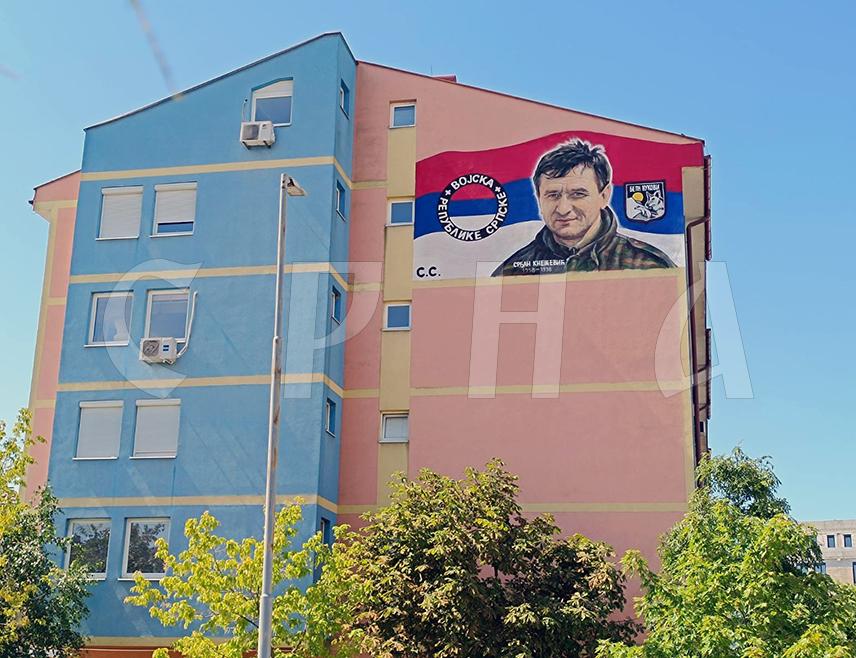 ИСТОЧНО НОВО САРАЈЕВО, 29. ЈУЛА /СРНА/ – Мурал посвећен ратном команданту специјалне јединице Војске Републике Српске "Бели вукови" Срђану Кнежевићу осликан је на бочном зиду стамбене зграде у Спасовданској улици у Источном Новом Сарајеву.