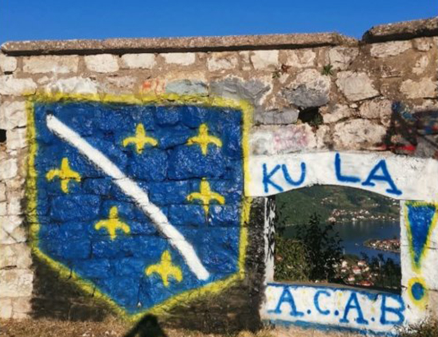 ZVORNIK, JULY 29 /SRNA/ - Graffiti of the war flag of the so-called Army of BiH has appeared on one of the largest fortresses of medieval Bosnia - the Zvornik Fortress, known as Đurđev Grad, SRNA learns.