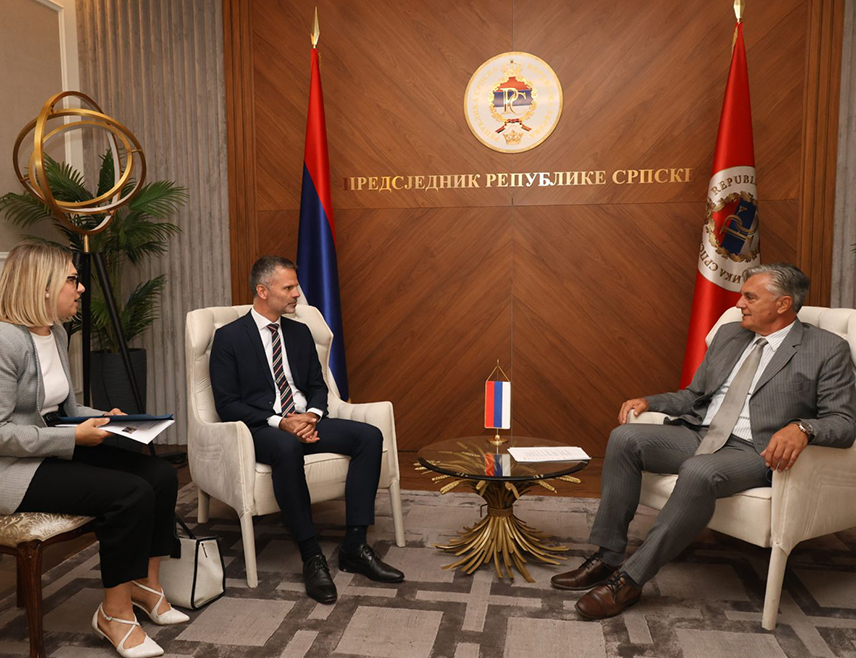BANJALUKA, JULY 29 /SRNA/ — The President of Republika Srpska Siniša Karan emphasized today during a conversation with the Danish Ambassador to BiH Aage Sandal Møller that Srpska consistently advocates for the strict application of the Constitution, the preservation of its constitutional position, and respect for the letter of the Dayton Peace Agreement.
