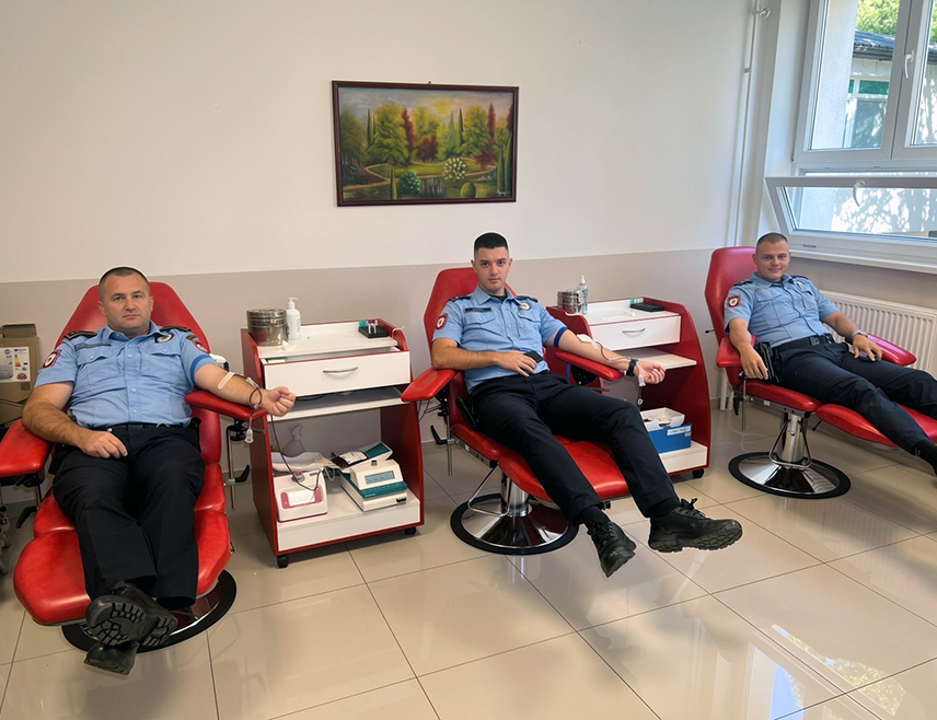 ЗВОРНИК, 29. ЈУЛА /СРНА/ - У дводневној акцији добровољног давања крви Министарства унутрашњих послова Републике Српске, 30 припадника зворничке Полицијске управе дало је ову драгоцјену течност у Одјељењу трансфузијске медицине Српске у Болници Зворник.
