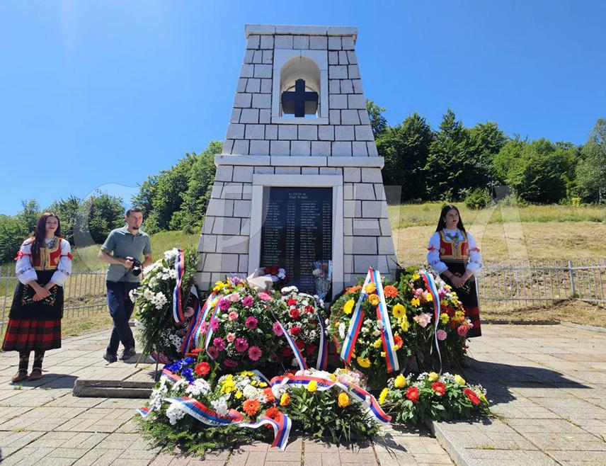 РОГОЈ, 30. ЈУЛА /СРНА/ - На превоју Рогој између Трнова и Калиновика данас је код спомен-обиљежја служен парастос и положени вијенци српским борцима и цивилима који су убијени на овом мјесту.