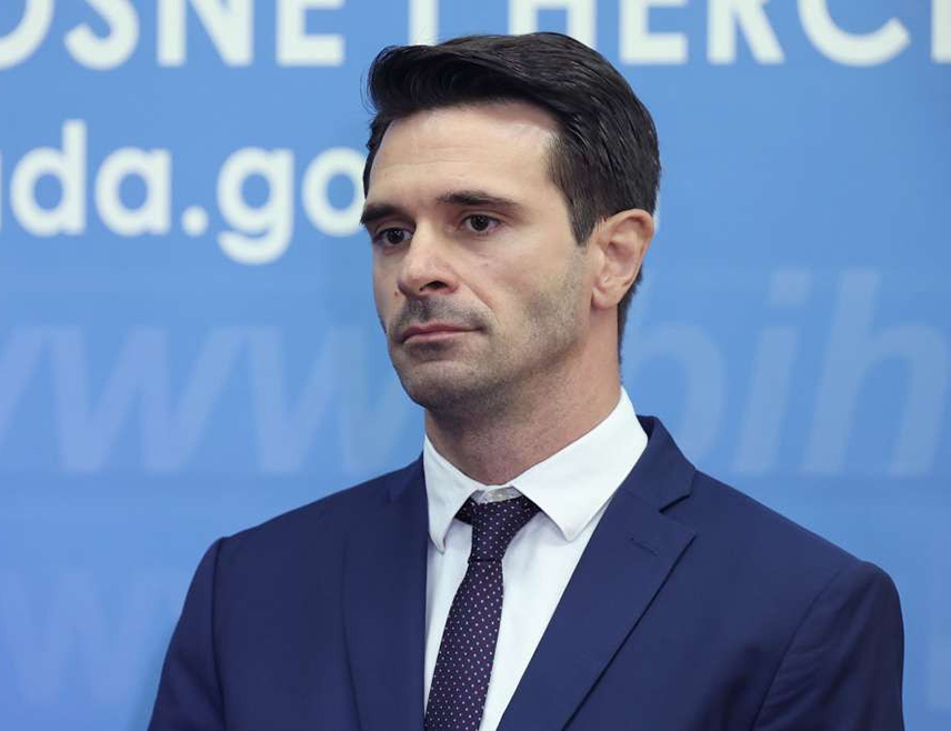 САРАЈЕВО, 30. ЈУЛА /СРНА/ - Министарство правде ФБиХ нема надлежност да одлучује о одобравању ванзаводског допуста Елфети Весели, осуђеној за свирепо убиство дјечака Слободана Стојановића, већ одлуку о томе искључиво доноси директор Казнено-поправног завода /КПЗ/ Тузла, изјавио је Срни министар Ведран Шкобић.