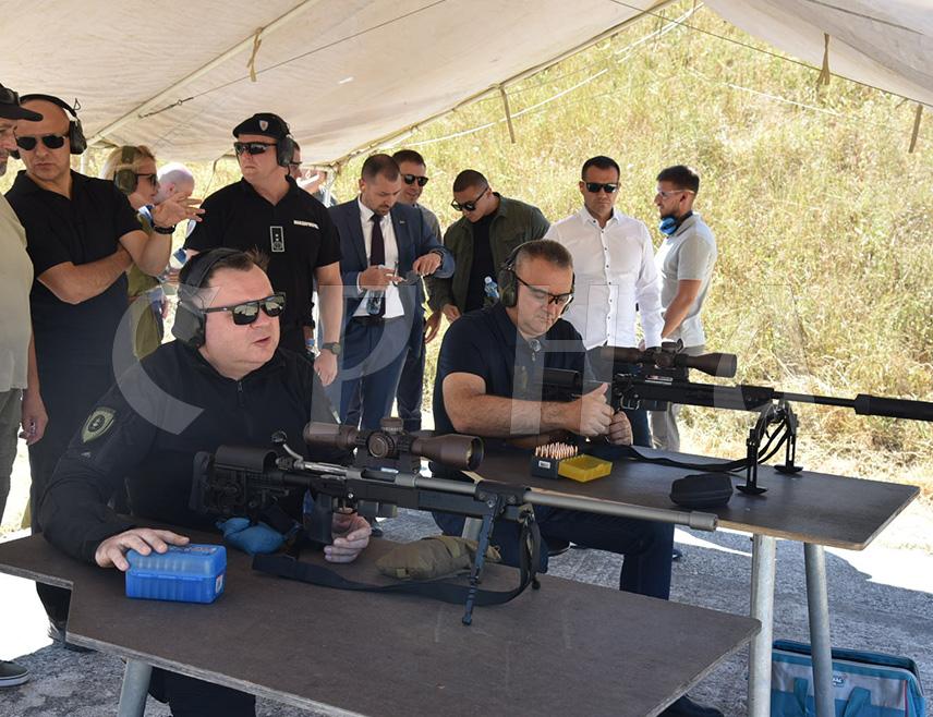 BANJA LUKA, JULY 30 /SRNA/ - Republika Srpska Prime Minister Savo Minić said that the prototype sniper rifle, jointly developed by Banja Luka-based company Kosmos and the Republika Srpska Ministry of the Interior /MoI/, demonstrates that Srpska can follow global trends in the defence industry.