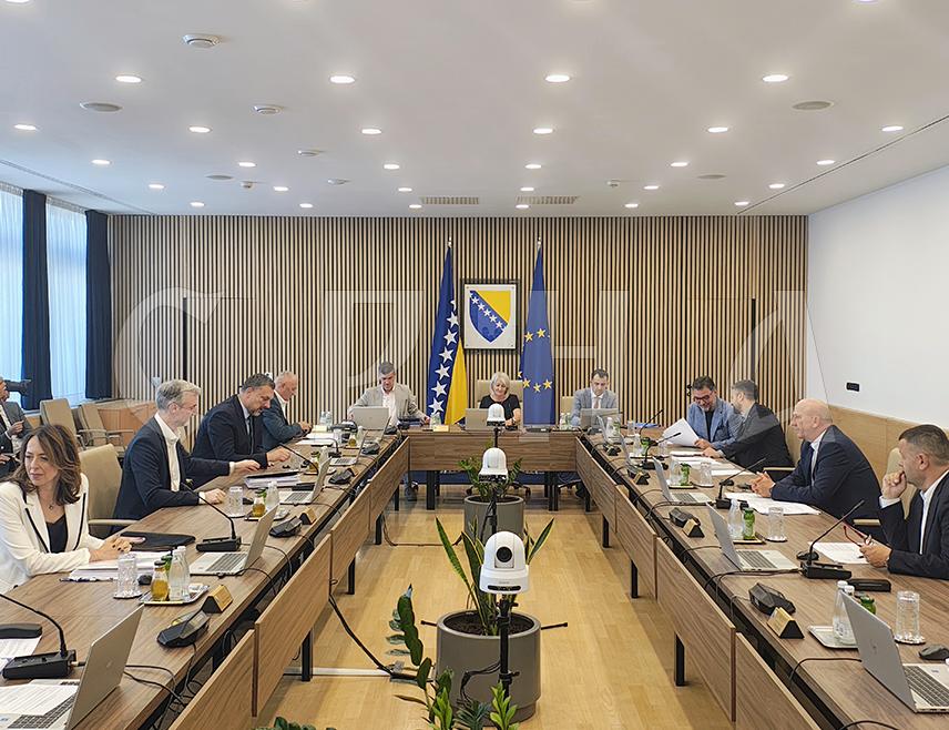 САРАЈЕВО, 30. ЈУЛА /СРНА/ - БиХ наставиће активности које је покренула пред међународним тијелима и Европском комисију ради спречавања изградње центра за збрињавање радиоактивног отпада на Трговској гори у Хрватској, наводи се у извјештају о правним активностима у вези са овим питањем који је данас усвојио Савјет министара.
