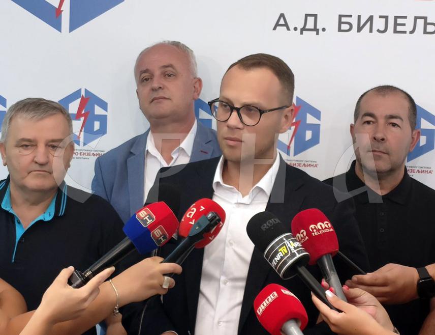 БИЈЕЉИНА, 31. ЈУЛА /СРНА/ - Предузеће "Електро-Бијељина" успјело је да смањи дистрибутивне губитке на историјски минимум од 7,6 одсто, а у модернизацију мреже и рјешавање инфраструктурних проблема уложено је више од 10 милиона КМ, истакнуто је на данашњем пријему за новинаре у Бијељини.
