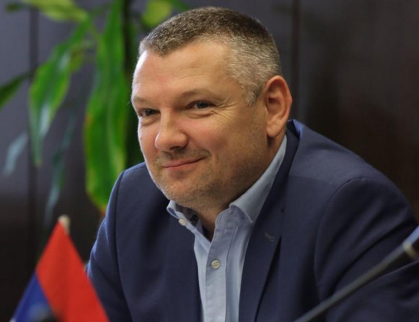 УГЉЕВИК, 31. ЈУЛА /СРНА/ - Директор Рудника и термоелектране /РиТЕ/ "Угљевик" Жарко Новаковић рекао је да неће бити стечаја нити приватизације предузећа већ да се рјешавају проблеми који су се годинама гомилали.