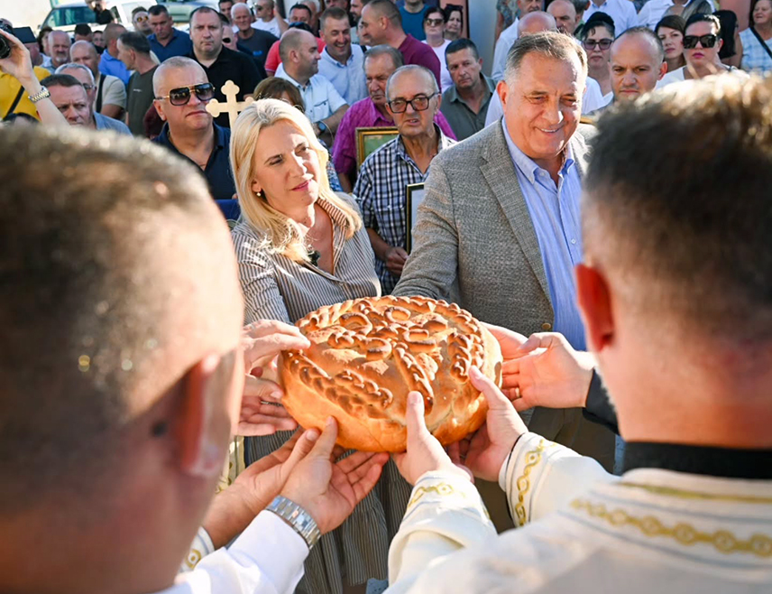 ДОБОЈ, 1. АВГУСТА /СРНА/ - Српски члан Предсједништва БиХ Жељка Цвијановић, која је данас у Кожухама код Добоја присуствовала прослави крсне славе храма и села - Илиндана, истакла је да су окупљања око светиња најљепши израз српског јединства, вјере и привржености традицији коју су нам у завјет оставили преци.