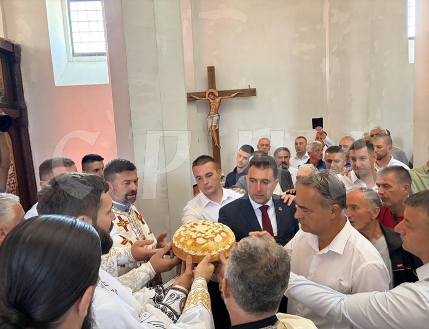 СОКОЛАЦ, 2. АВГУСТА /СРНА/ - У Цркви Светог пророка Илије на Сокоцу, данас је поводом Дана и крсне славе општине - Илиндана, служена Света литургија, обављен славски обред, а потом је улицама прошла свечана литија.