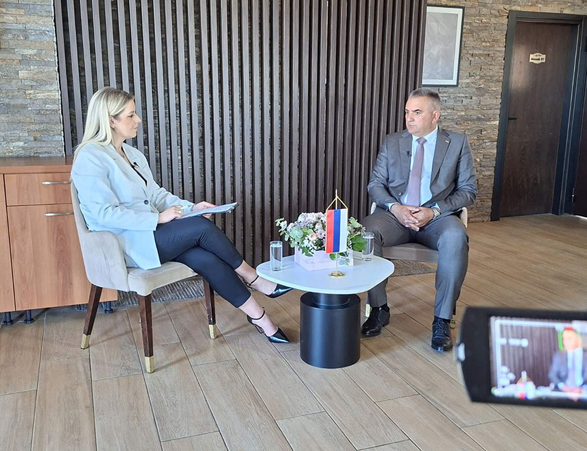 ИСТОЧНО САРАЈЕВО, 2. АВГУСТА /СРНА/ - Република Српска никад није била стабилнија, њене институције функционишу, а прави се велики инвестициони циклус који мора бити праћен реформама, рекао је предсједник Владе Српске Саво Минић.