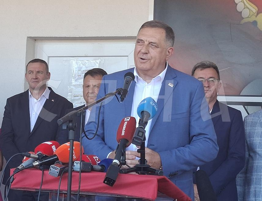 ДРВАР, 2. АВГУСТА /СРНА/ - Предсједник Милорад Додик рекао је да ће Република Српска обезбиједити милион КМ за изградњу тржног центра у Дрвару, те истакао да Српска и Србија заједничкио дјелују када је ријеч о помоћи Србима у Федерацији БиХ.