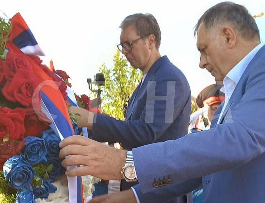 РИБНИК, 2. АВГУСТА /СРНА/ - Предсједник Милорад Додик и предсједник Србије Александар Вучић положили су данас вијенце на спомен-плочу за 31 погинулог српског борца и три цивилне жртве рата у порти Храма Светог пророка Илије у Ситници код Рибника.