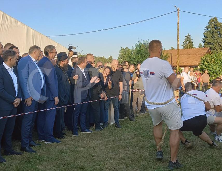 РИБНИК, 2. АВГУСТА /СРНА/ - Предсједник Милорад Додик и предсједник Србије Александар Вучић присуствују народном саборовању у Ситници код Рибника, гдје су, између осталог, пратили и такмичење у потезању конопца.
