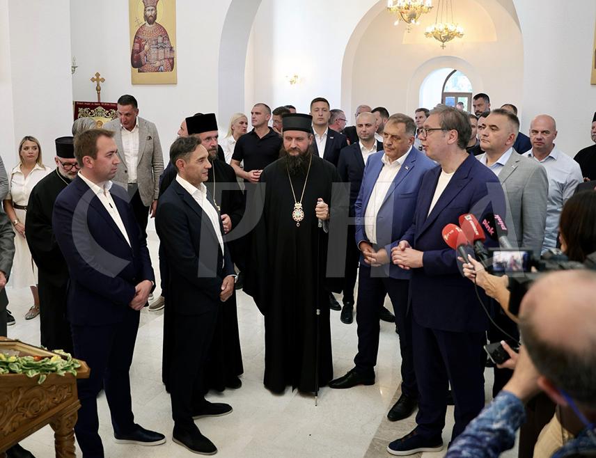 РИБНИК, 2. АВГУСТА /СРНА/ - Сенатор Републике Александар Вулин оцијенио је на народном саборовању у Ситници код Рибника да је српски свијет један и недјељив, да је процес уједињења започео и да се то не може зауставити.